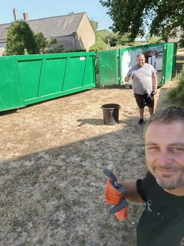 Bennes de 30 m³ installées sur un terrain pour une évacuation express