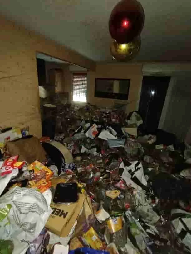 Pièce d'un logement très encombré avant intervention