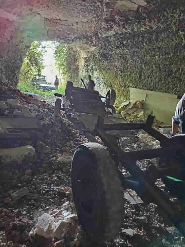 Évacuation d'une remorque agricole ancienne depuis une grotte