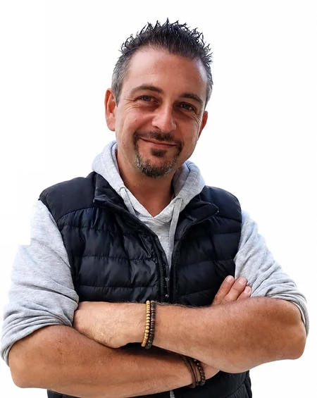 Anthony Casano, gérant de CASASERVICES, bras croisés, souriant